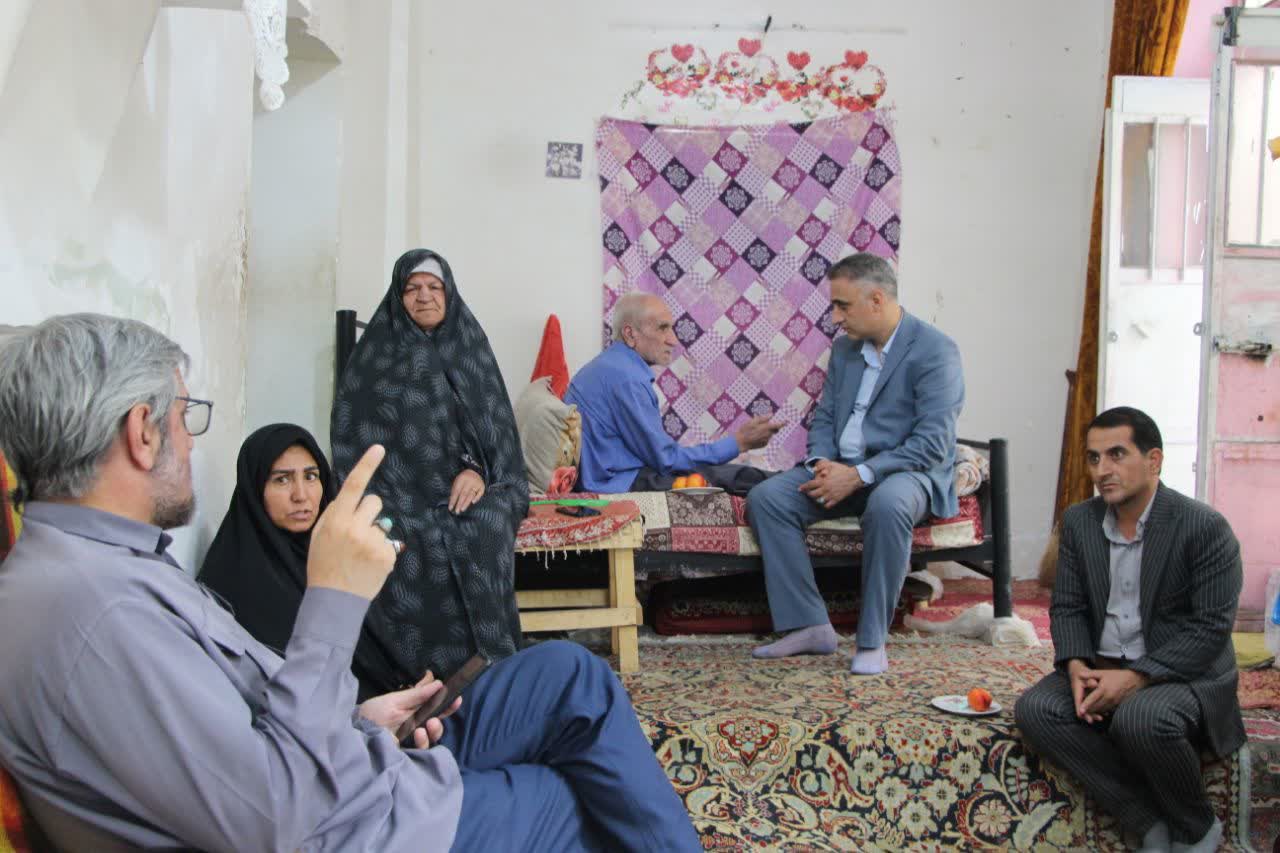 دیدار مدیر کل بنیاد شهید و امور ایثارگران استان کرمان از خانواده شهدا و ایثارگران رابر