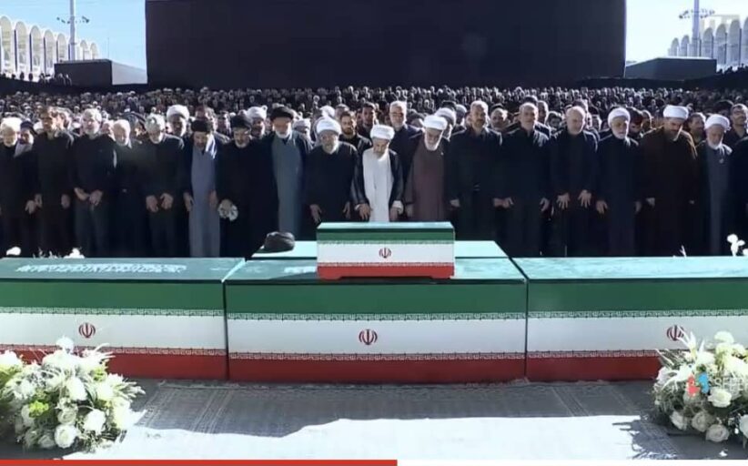 اقامه نماز بر پیکر رهبر شهید و خانواده ایشان